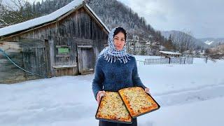 THE WOMAN LIVES ALONE IN THE MOUNTAINS! Cooking PIZZA