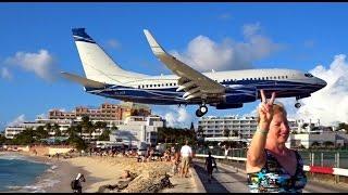 Extreme low landing at St. Maarten - B737 at Maho Beach