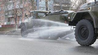 Военная спецтехника обрабатывает дезраствором улицы Томска