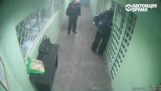 Как полицейские издевались над задержанными – видео с камеры наблюдения в участке
