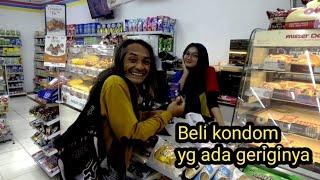 awal nya malu,,, ending nya tersenyum,, reaksi cewek penjaga Indomaret