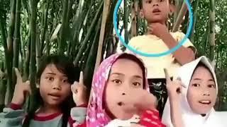 Lucunya Anak Kecil Tidak Sengaja Keselek Rambutan