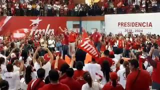 Hugo Martinez saltando FMLN