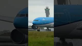 KLM Airbus A330 blasting down a WET Polderbaan  #planespotting #aviation #ytshorts #plane #schiphol