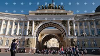 Arch of General staff building and tourists in the summer sunny day - Panoramic shot