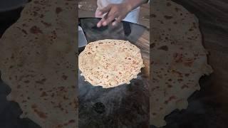 Dilli ka famous Aloo ka Paratha #alooparatha #delhistreetfood #shortsfeed #shorts