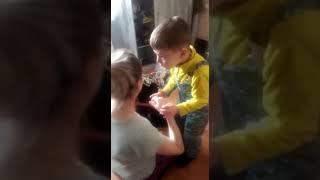 Мальчик учит маму как разговаривать