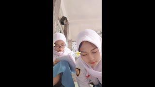 Cewek SMA Kerja Kelompok Nyari Jawaban di TikTok Live! Seru Banget! | High School Fun!