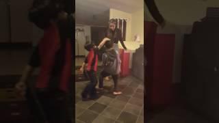 Niños bailando con su hermana