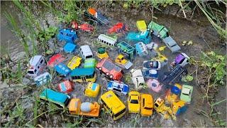 Nemu Mainan Berserakan di Saluran Irigasi, Bis, Mobil Tayo, Kereta Api Tayo, Mobil Polisi