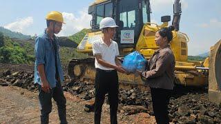 Single mother shows concern for kind man. A meal at construction site.