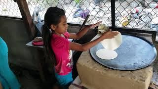 Aquila Michoacan niña hechando tortillas .