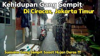 Kehidupan Di Gang Sempit di Ciracas Jakarta Timur Saat Hujan Deras