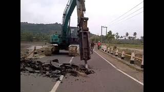 Excavator Breaker, pembongkaran jembatan kr dureung, aceh besar, provinsi aceh