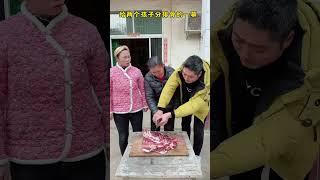 Mr. Du and Ms. Lin sharing spare ribs for their two children