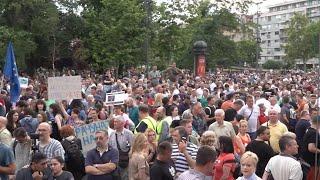 Protest przed prorządową stacją telewizyjną w Belgradzie