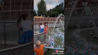 Лерчик Никитос с подружкой на фонтане#лето2019#деткиконфетки#фонтан#брызги#мокрые#семья#любовь