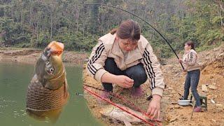 Fishing festival, the girl fish is large.