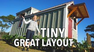 Cozy Wooden Tiny house - Downstairs Bedroom & Lots of Storage