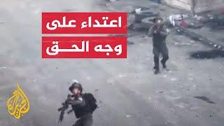 شاهد| لحظة استهداف قنبلة الاحتلال لصحفي فلسطيني بشكل مباشر في الخليل