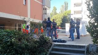 Rimini, la tragedia: mamma e figlio giù dal tetto. Biglietto della mamma