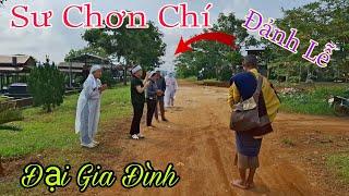 Sư Chơn Chí bộ hành tìm nơi nghĩ trưa ,bắt gặp được khoảng khắc cả gia đình có đám tang đảnh lễ Thầy