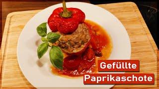 Gefüllte Paprika mit Hackfleisch und Reis in Tomatensauce