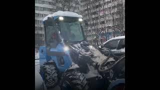 Мини-погрузчик Митракс убирает снег с улиц Санкт-Петербурга