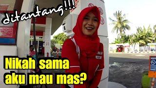 Nggombalin dan Ngusilin Mbak Ambar!!! Senyumnya hijaber cantik ini bikin Baper orang orang...