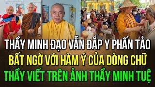 Thầy Minh Đạo vẫn đắp y phấn tảo. Dòng chữ đặc biệt do chính Thầy viết phía sau bức tường