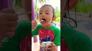 BERENANG SAMBIL JAJAN #eskrim #icecream  #viral