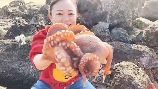 Xiao Zhang rushed to the sea and found a giant octopus, which took home more than one meal