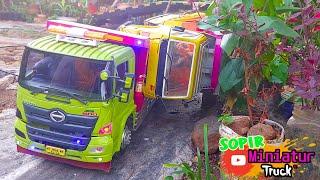 RC Truck Hino Menyelamatkan RC Truk Canter Oleng - Sopir Miniatur truk