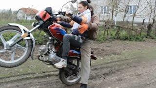 Папа учит дочь ездить на мотоцикле