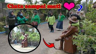 Bermesraan dengan patung hidup || Human statue prank