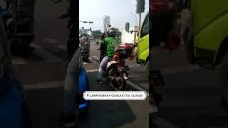 ojol gokil,, sempatkan joget mumpung lampu merah