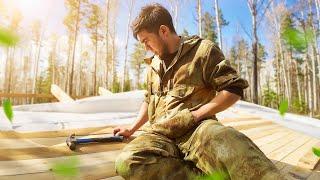 I continue to build a house in the forest. I laid the boards on the roof. Spring came.