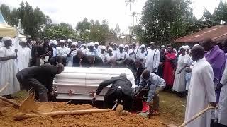 Terkejut Saat Pemakaman Saat Peti Mati Salah Jatuh ke Kuburan dan Terbuka, Video Menjadi Viral