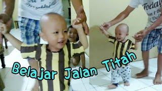 Bayi Lucu Belajar Jalan Titah