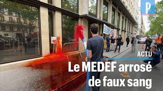 Le siège du Medef aspergé de faux sang par Extinction Rebellion