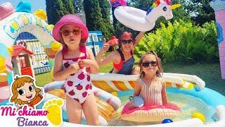 Una giornata in piscina con la bambina Bianca. Bambini che giocano con le bambole Baby Born