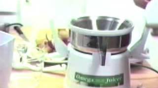 DiscountJuicers.com  Omega 4000 Juicer demonstration