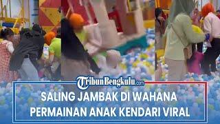 Diduga Terkait Perselingkuhan, Dua Ibu - Ibu Saling Jambak Di Wahana Permainan Anak Kendari