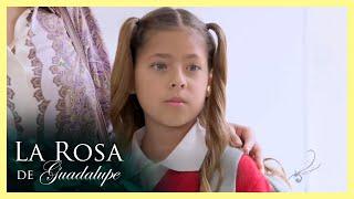 Adela le da miedo tener amigos | La Rosa de Guadalupe 1/4 | La niña de la escuela