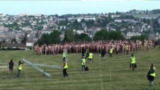 Festival d'Aurillac avec Spencer Tunick : tous nus dans les champs