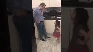 Маленькая дочка ругается с папой)))
