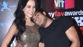 Prateik Babbar & Amy Jackson's PUBLIC DISPLAY OF AFFECTION