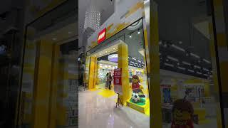 Siapa yang bisa tahan kalo liat Lego Store di depan mata ? 