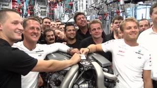 Mercedes-Benz TV: The Formula 1 stars in Rastatt and Affalterbach.