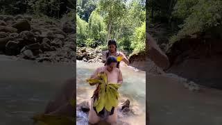 Mandi Di sungai air Jernih